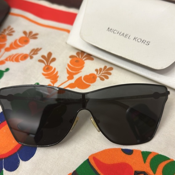 MICHAEL KORS SUN GLASSES NOT POLARIZED 1063 - Picture 2 of 6